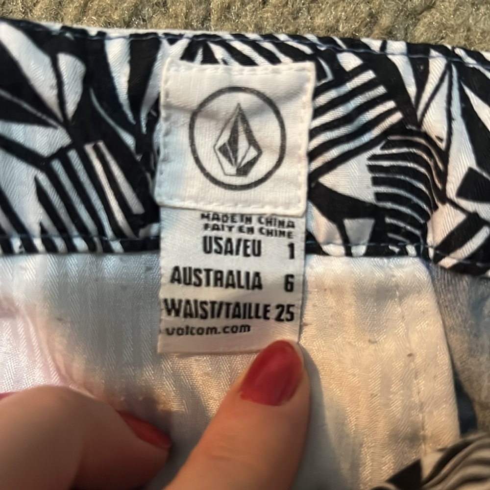 Volcom Low Rise Shorts - Picture 3 of 3